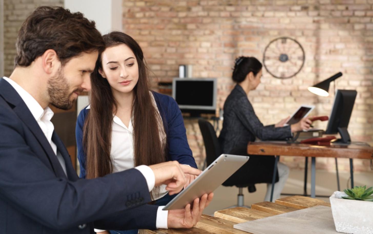 Participants travaillant sur des exercices pratiques de gestion budgétaire