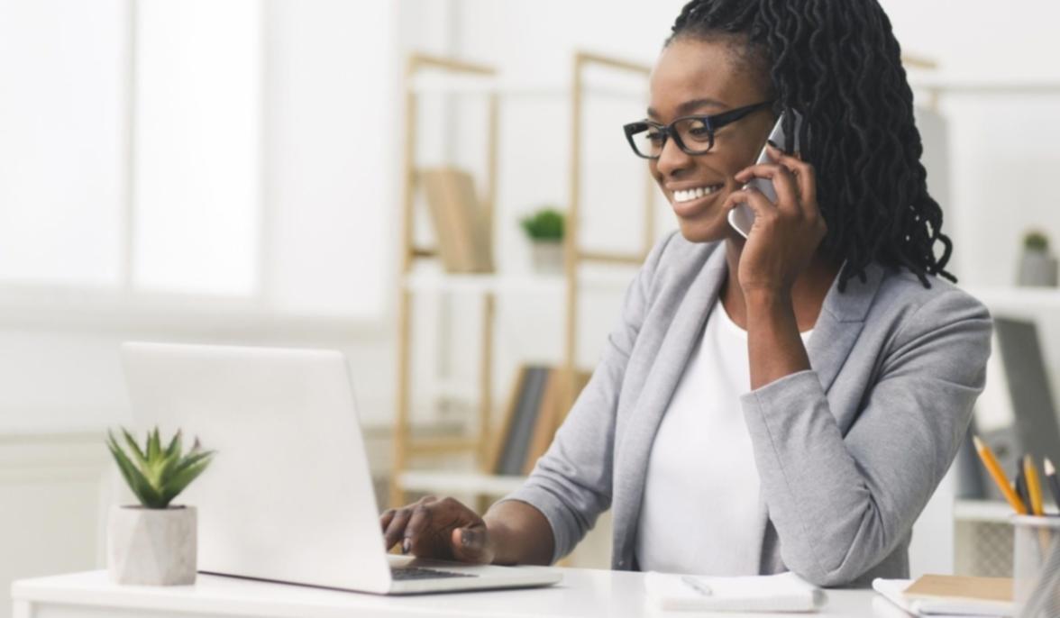 Participant utilisant la plateforme d'apprentissage flexible sur tablette